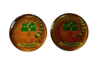 Dua pin bulat dengan logo PORMIKI